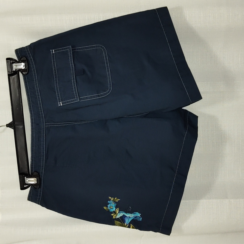 Gap Embroidered Women Shorts - Picture 2 of 4